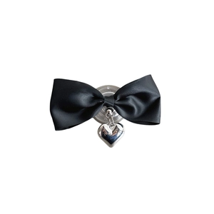 Silver heart pendant and black ribbon bow retractable phone grip on clear base