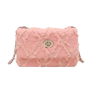 Sac bandoulière en denim rose avec matelassage losange effiloché et chaîne