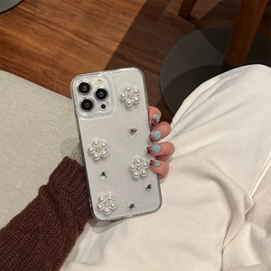 Dettaglio della custodia per iPhone con fiori di perle 3D, strass e glitter fini