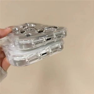 Vue détaillée du bas montrant les découpes précises et bords ondulés de la coque iPhone