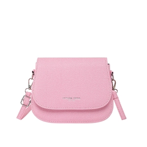 Sacoche selle rose minimaliste en maille texturée avec boucle argentée et bandoulière