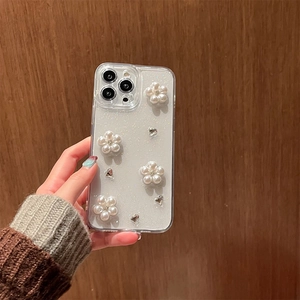 Custodia iPhone glitter trasparente con fiori di perle bianche e strass a cuore