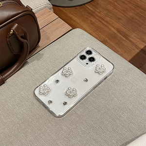 Dettaglio custodia iPhone con fiori di perle 3D, cuori d'argento e glitter