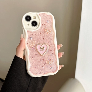 Nahaufnahme der rosa Glitzer iPhone Hülle mit 3D-Perlenbogen und Herz-Dekorationen