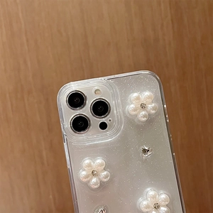 Dettaglio macro della cover con fiori di perle, strass e brillantini argento lucidi