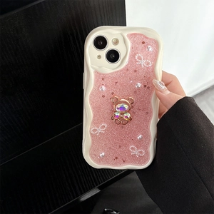 Detail der pinkfarbenen iPhone-Hülle mit Strass-Bär, Perlen und Schleifen-Dekoration