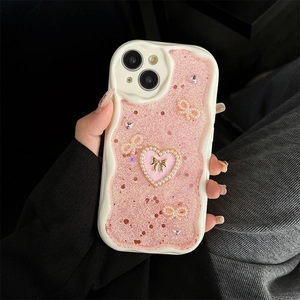 Detailansicht der rosa Glitzer-Handyhülle mit Perlenherzen und Goldschleifen