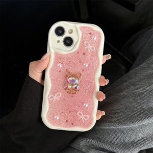 Detail der iPhone Hülle mit Strass-Bär, Perlen-Schleifen und rosa Glitzer-Finish