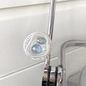 Λεπτομερής όψη μαγνητικής λαβής τηλεφώνου με μπλε πολύτιμους λίθους και μαργαριτάρι