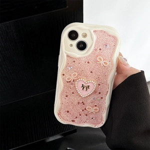 Detailansicht der rosa Glitzer iPhone Hülle mit 3D Perlen-Schleifen und Herzdeko