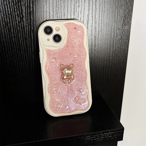 Detail der luxuriösen Glitzer-Bär- und Perlenverzierung auf der rosa Handyhülle