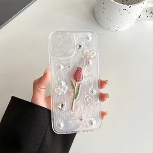 Coque iPhone fleurie avec tulipe en strass rose, perles et nœuds nacrés élégants