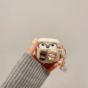 Étui AirPods en silicone crème avec motif de fille et pendentif en perle et coquille