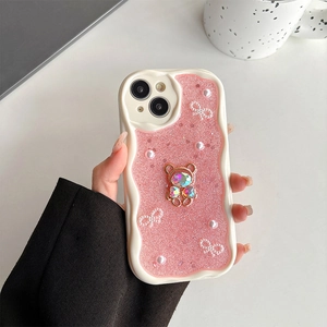 Detail der rosa Glitzer-Handyhülle mit 3D-Bär aus Strass und Perlen-Schleifen-Dekor