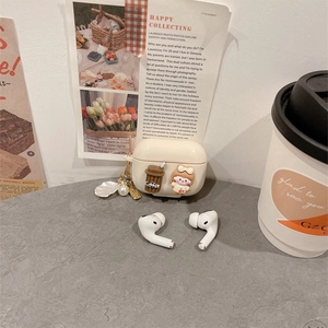Étui AirPods Pro blanc crème avec breloques café et porte-clés en perles élégant