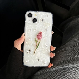 Détail de coque iPhone avec tulipes en strass roses, perles et décor de nœud pailleté