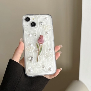 Détail de coque iPhone avec tulipes 3D, perles et strass rose brillant de luxe