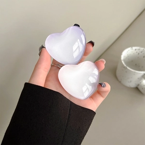 Detailed close-up of gradient heart phone grip in soft purple and pearlescent pink