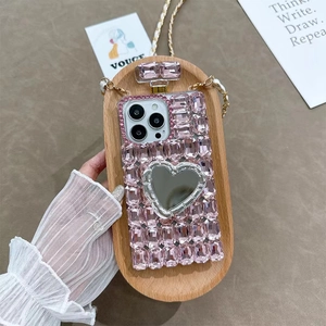 Dettaglio custodia iPhone a forma di boccetta di profumo con specchio a cuore e catena