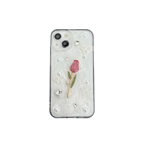 Coque iPhone blanc nacré avec tulipes 3D roses, perles et strass en forme de cœur