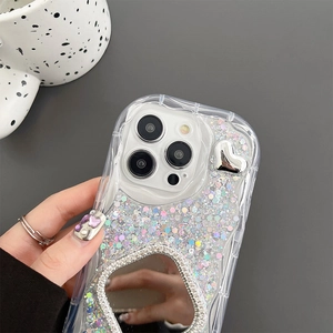 Dettaglio macro di una custodia per iPhone con paillettes e specchio a forma di cuore
