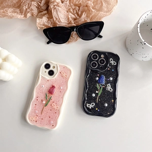 Detail der iPhone-Hülle mit 3D-Tulpe, Perlen-Schleife und welligem Glitzerrahmen