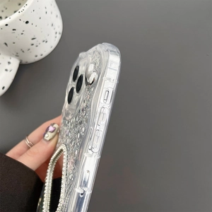 Vista laterale ravvicinata della custodia argento per iPhone con glitter e specchio a cuore.