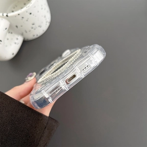 Dettaglio della porta di ricarica di una custodia iPhone glitterata con specchio a cuore