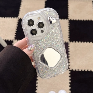 Vista dettagliata di una custodia per iPhone trasparente con glitter argento, cuore e specchio.