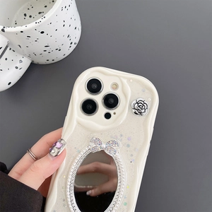 Detailansicht einer gewellten iPhone-Hülle mit Schleifenspiegel und Glitzerblume