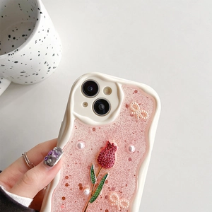 Nahaufnahme der iPhone Hülle mit rosa Glitzer, roter Strass-Tulpe und Perlen-Details