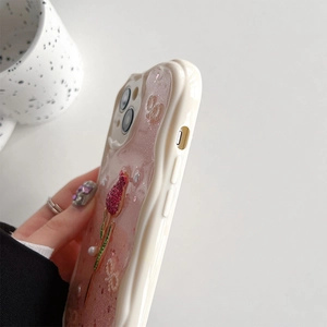 Detailansicht der gewellten Handyhülle mit Tulpen, Perlen und rosa Glitzer-Finish