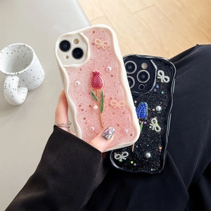 Detail von 3D-Tulpen und Perlenbogen auf Glitzer-Handyhülle mit Wellenrand