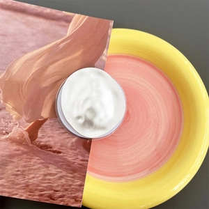 Close-up of a white magnetic phone grip on a stylish ceramic plate and magazine background