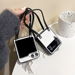 Détail de la coque en cuir blanc avec pompons en strass et dragonne élégante