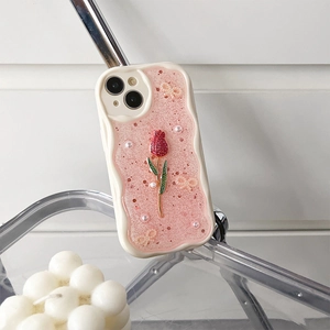 Detail der rosa Tulpen-Hülle mit gewellten Kanten, Perlen und 3D-Schleifen-Dekor