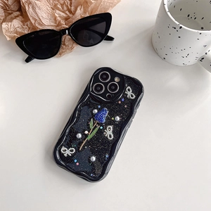 Schwarze iPhone Hülle mit Wellenrand, blauen Tulpen, Glitzer und Perlenverzierung