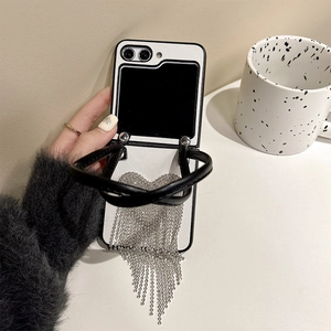 Détail de la coque pliante blanche avec poignée anneau noire et longues franges argentées