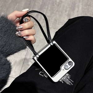 Détail de la coque blanche avec lanière en cuir noir et rivets métalliques pour Z Flip