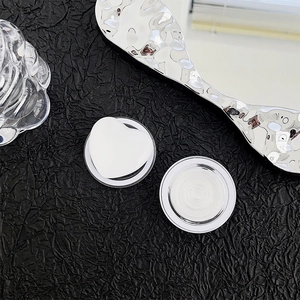 Detail der weißen herzförmigen Handy-Halterung mit glänzendem Finish auf dunklem Hintergrund