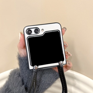 Détail de coque Galaxy Z Flip avec cadre argenté et bandoulière en cuir noir