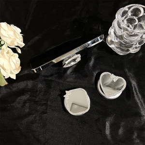 Luxurious MagSafe phone grip with heart-shaped mirror and sparkling rhinestone details