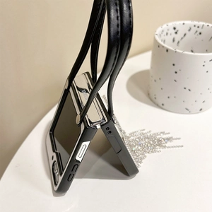 Détail de la coque Galaxy Z Flip avec franges en strass et bandoulière en cuir chic