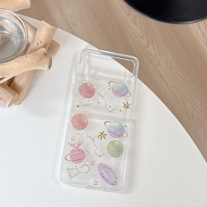 Dettaglio custodia Galaxy Z Flip 6 con motivi colorati di pianeti e stelle dello spazio