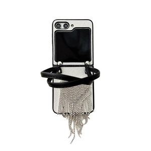 Coque pliable texturée blanche avec dragonne en cuir et pompon en strass brillant