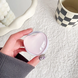 Nahaufnahme der herzförmigen rosa Glas-Handyhalterung mit glänzendem Finish