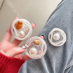 Detail of magnetic phone grip featuring heart resin patterns and elegant white pearls