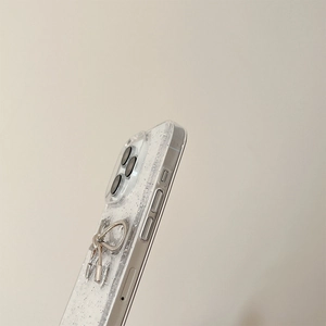Dettaglio custodia glitterata con supporto a fiocco argento e protezione fotocamera