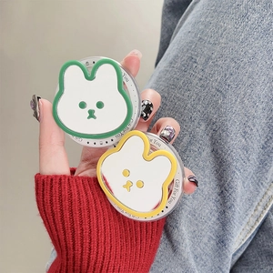 Gros plan de mini miroirs portables en forme de lapin vert et jaune avec texte Gift For You