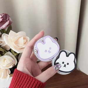 Gros plan de supports téléphone lapin violets et noirs avec texte Gift For You